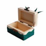 Cutiuta din lemn cu broderie verde pentru prima suvita de par a bebelusului, 10x5x5 cm - imagine 2