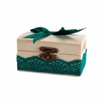 Cutiuta din lemn cu broderie verde pentru prima suvita de par a bebelusului, 10x5x5 cm