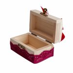 Cutiuta din lemn cu broderie visinie pentru prima suvita de par a bebelusului, 10x5x5 cm - imagine 2