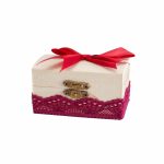 Cutiuta din lemn cu broderie visinie pentru prima suvita de par a bebelusului, 10x5x5 cm
