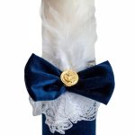 Lumanare botez cu aplicatii din pene, funda si banuti aurii - Bleumarin - 35x7cm - imagine 2