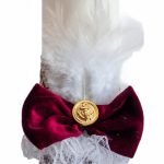 Lumanare botez cu aplicatii din pene, funda si banuti aurii - Coroana - Visiniu - 35x7 cm