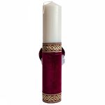 Lumanare botez cu aplicatii din pene, funda si banuti aurii - Coroana - Visiniu - 35x7 cm - imagine 2