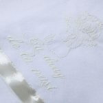Trusou Botez 6 piese cu Text Brodat, Ingeras, Alb Ivoire - imagine 3