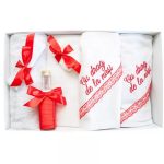 Trusou Botez cu 7 piese personalizat cu broderie - Cu drag de la Nasi - ALB - ROSU