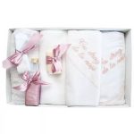 Trusou Botez cu 7 piese personalizat cu broderie - Cu drag de la Nasi - ALB - ROZ PUDRAT